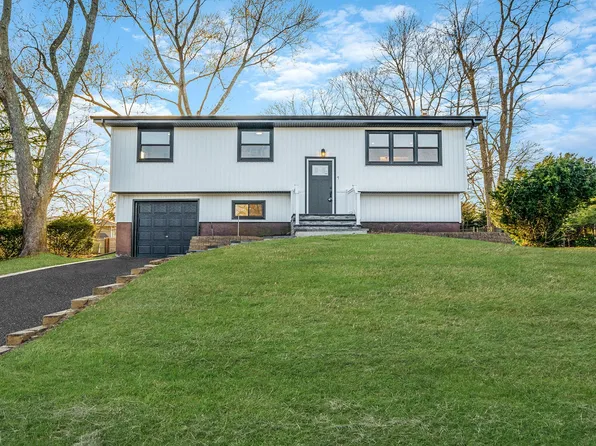 7 Henlee Court, Smithtown, NY 11787