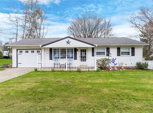 2445 Victoria Dr, Hermitage, PA 16148
