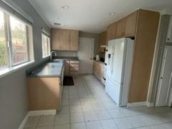 5th image of 2820 Fleetwood Dr