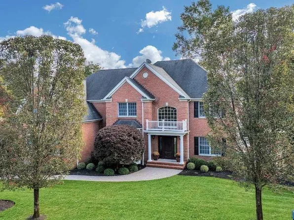 8 Concord Ct, Mahwah, NJ 07430