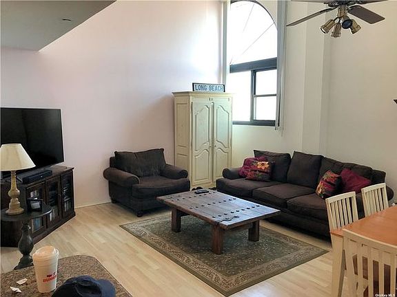 4th image of 185 W Park Ave APT 502