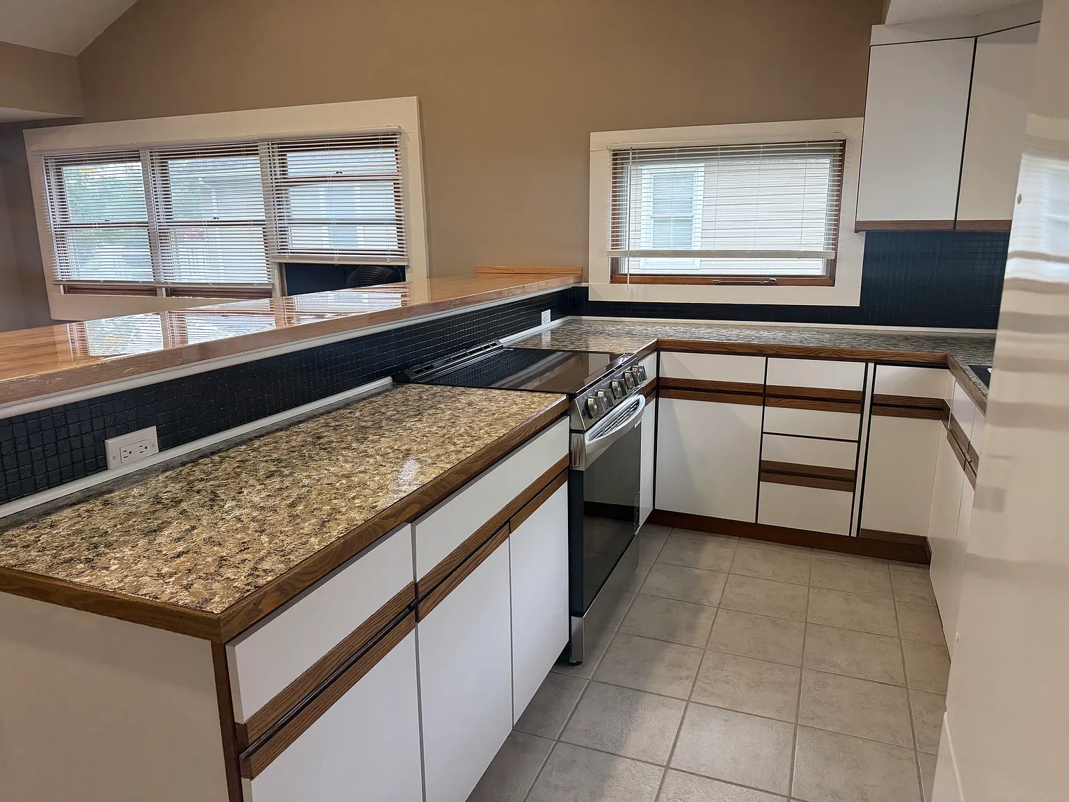 3 bed, 1050 sqft, $2,100 — Photo 2