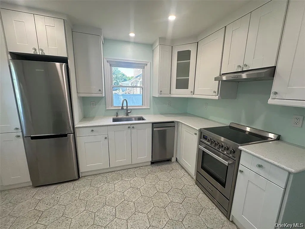 2 bed, 1.0 bath, 972 sqft, $2,600 — Photo 2