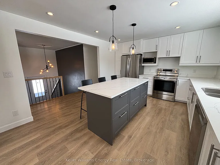 497 Wellington Main St — Photo 8