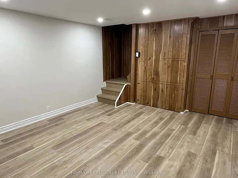 74 Lincoln Green Dr #LOWER — Photo 4