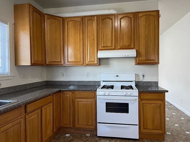 682 W Macarthur Blvd — Photo 8