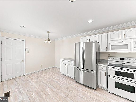 2nd image of 402 Sumner Way