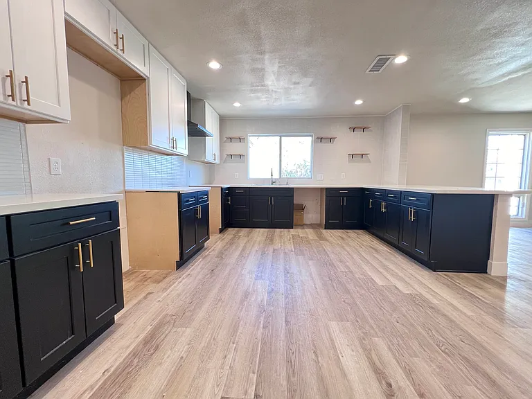 3145 Duneville St — Photo 4