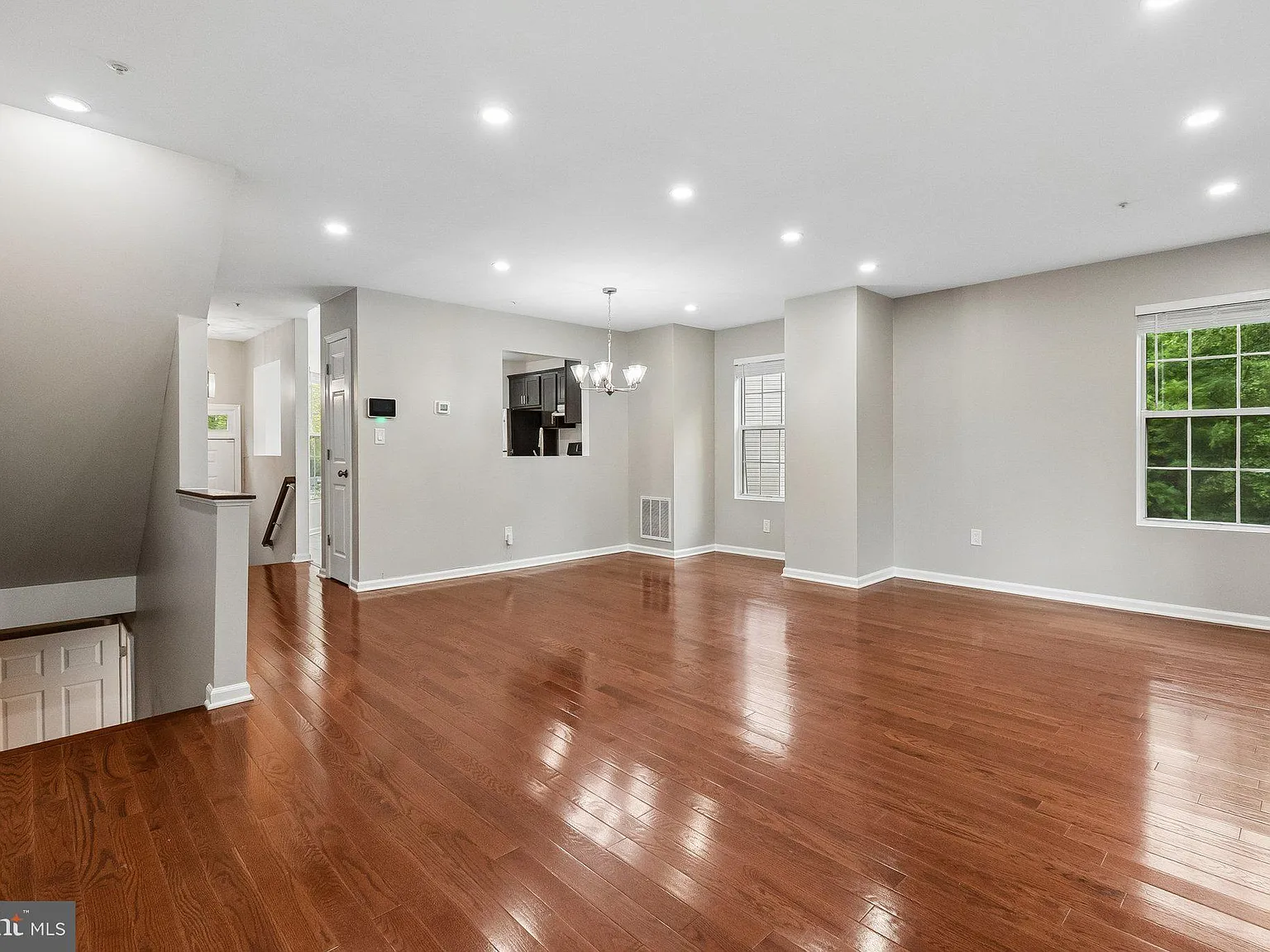 4 bed, 3.5 bath, 1946 sqft, $2,800 — Photo 2