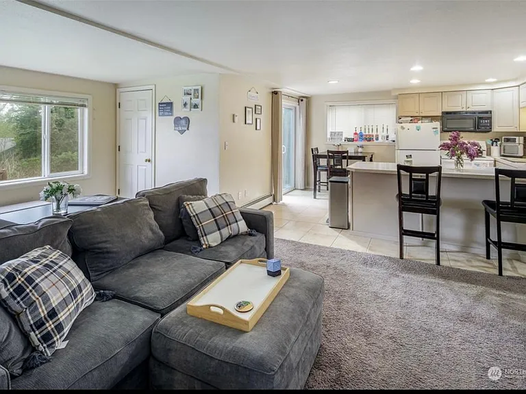 2043 Yew St — Photo 7