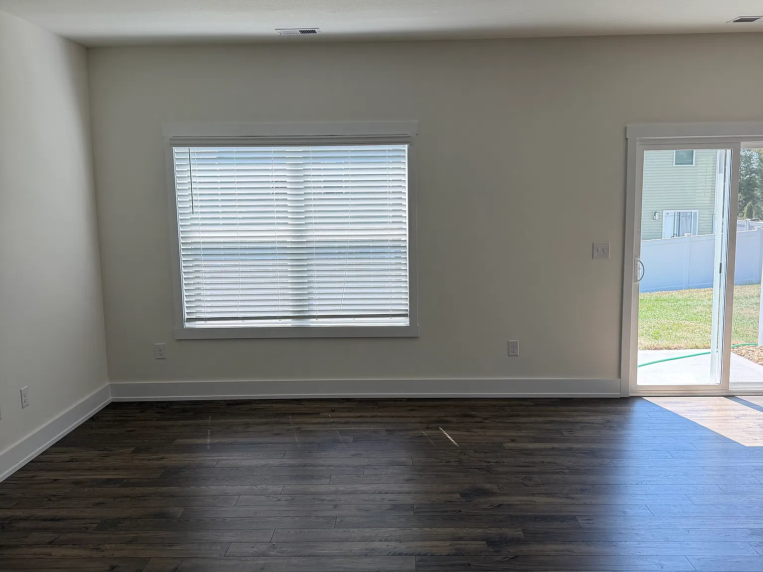 3 bed, 2.5 bath, 1381 sqft, $2,100 — Photo 3