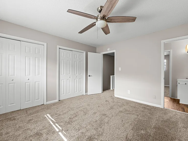 Country Club Apartments — Photo 23