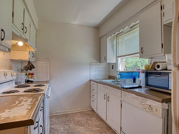 5th image of 625 Village Ln