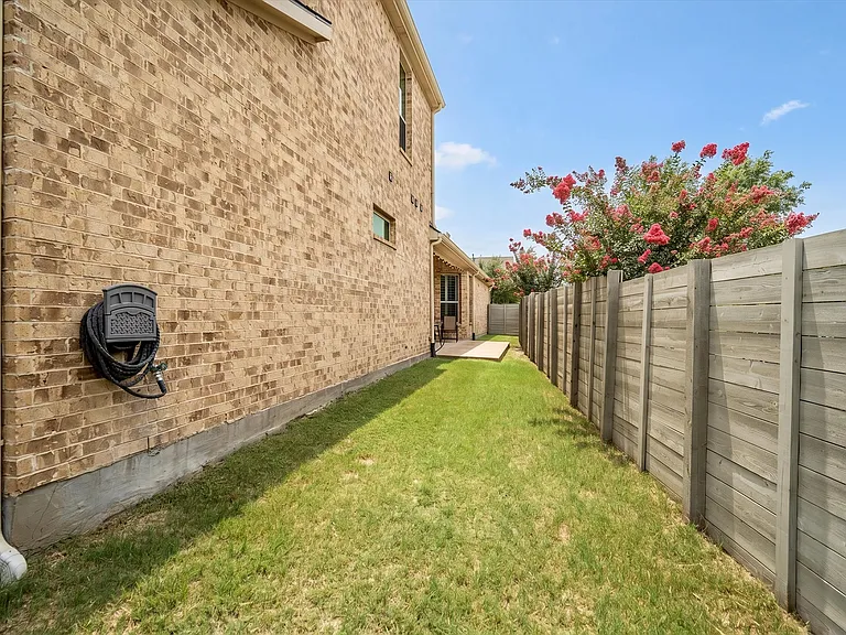 840 Parkside Dr — Photo 24