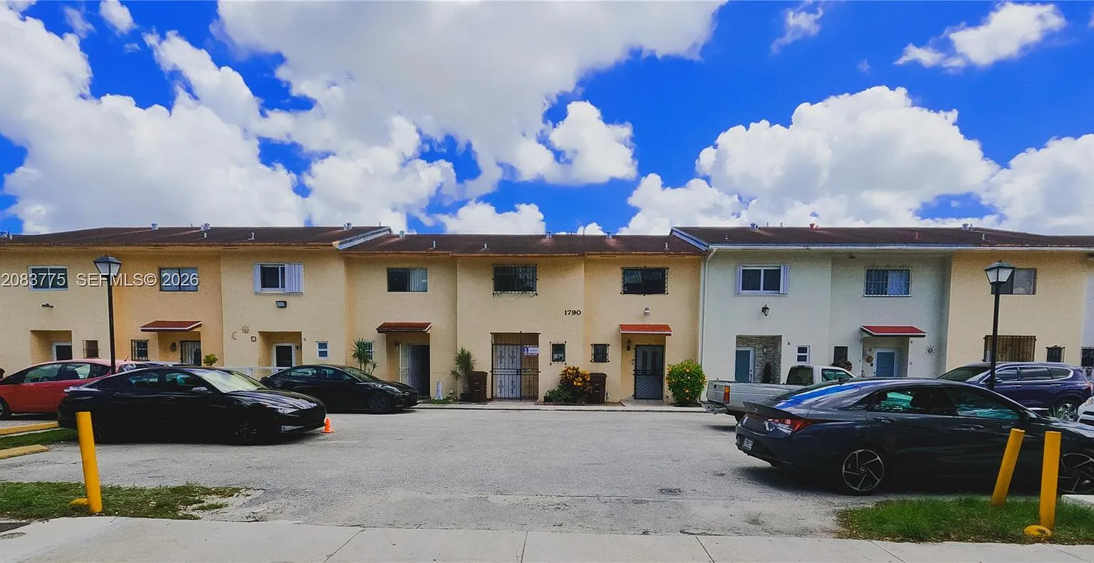 Casa Del Sol Townhomes Co — Photo 1