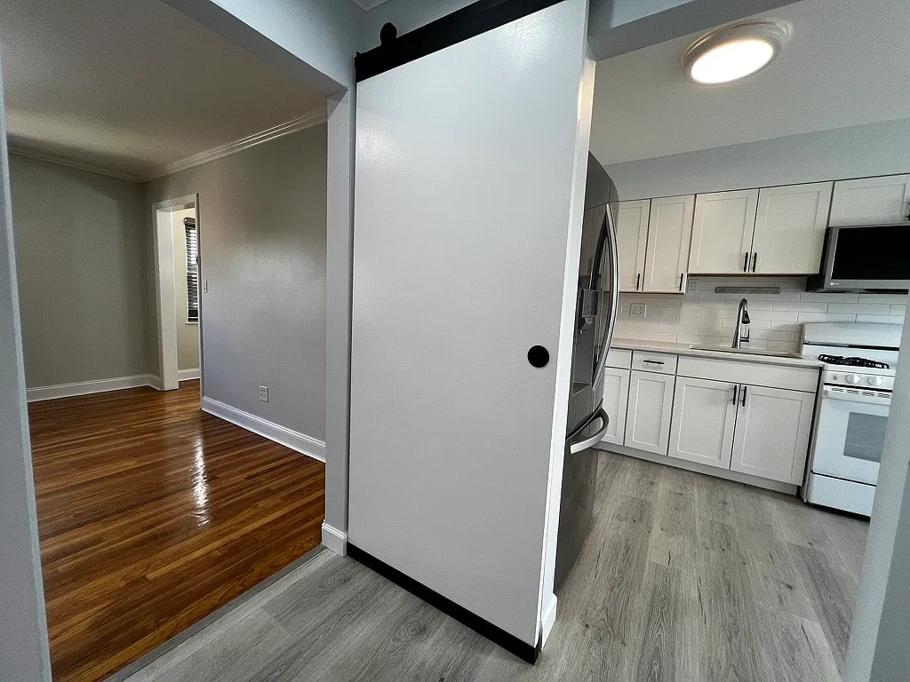 1 bed, 880 sqft, $2,300 — Photo 2