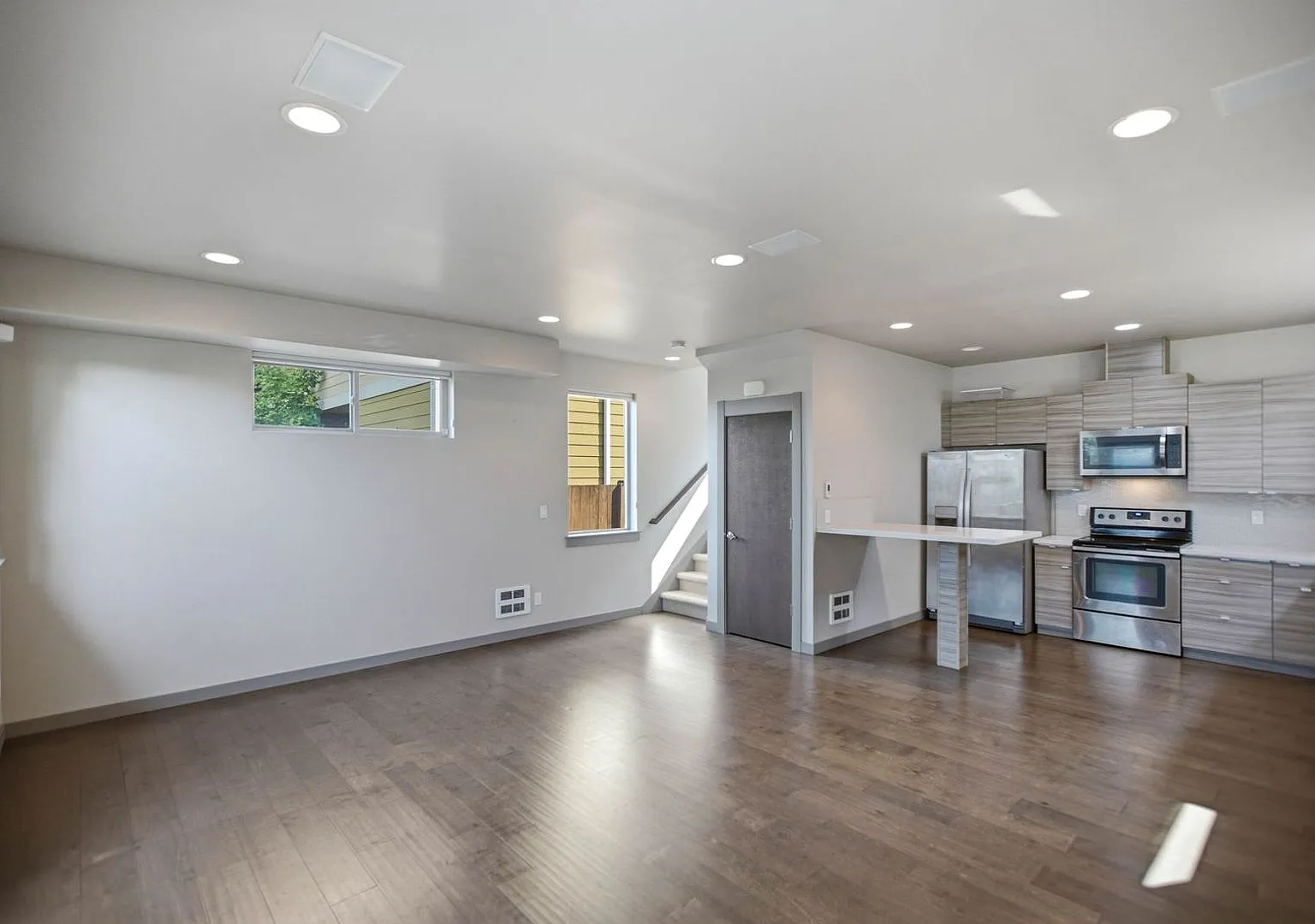 Well-located 2 bed 2 bath townhome in North Delridge with parking — Photo 2