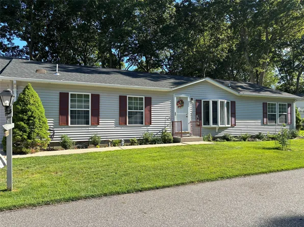 1407 Middle Road #22, Calverton, NY 11933