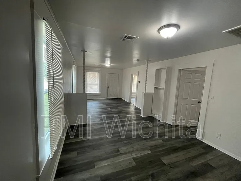 202 N Ash St — Photo 3