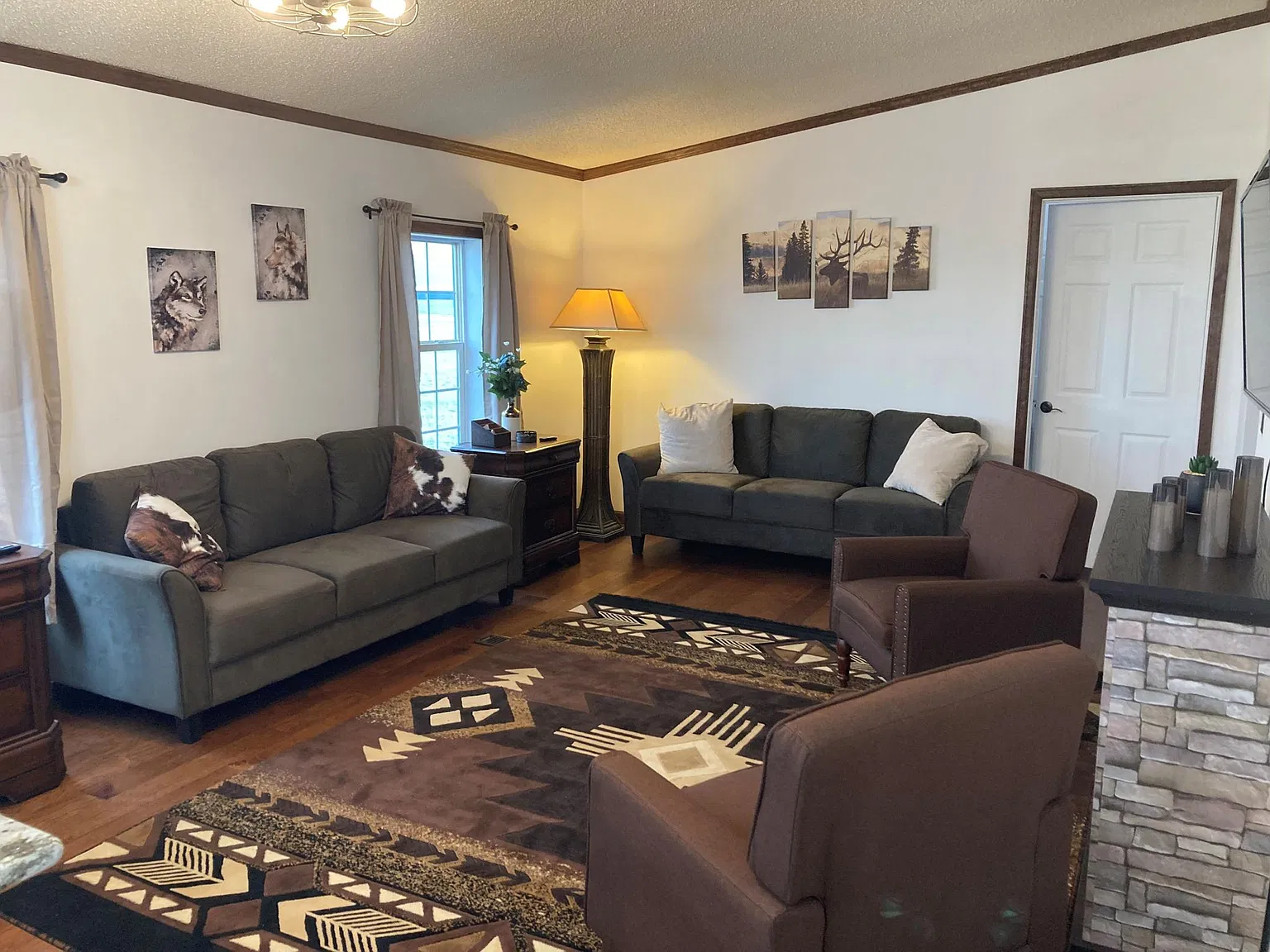 4 bed, 2340 sqft, $2,600 — Photo 2