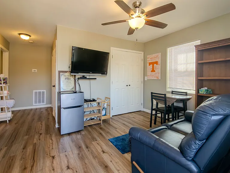 8805 Farmington Dr — Photo 11