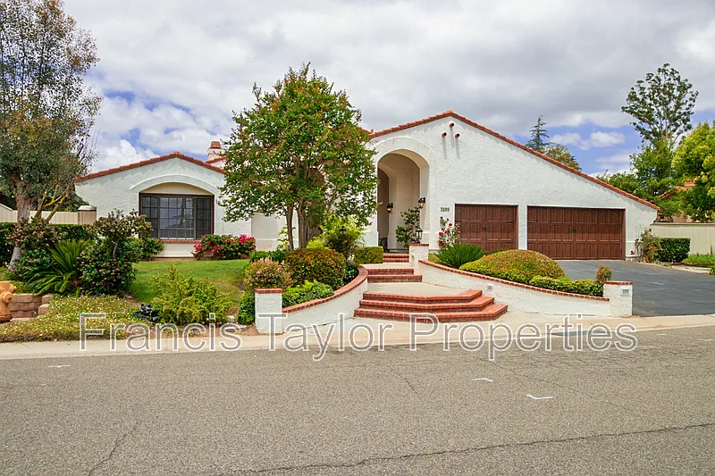 3209 Avenida Hacienda