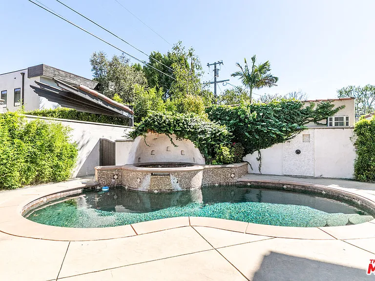 458 N Flores St — Photo 25