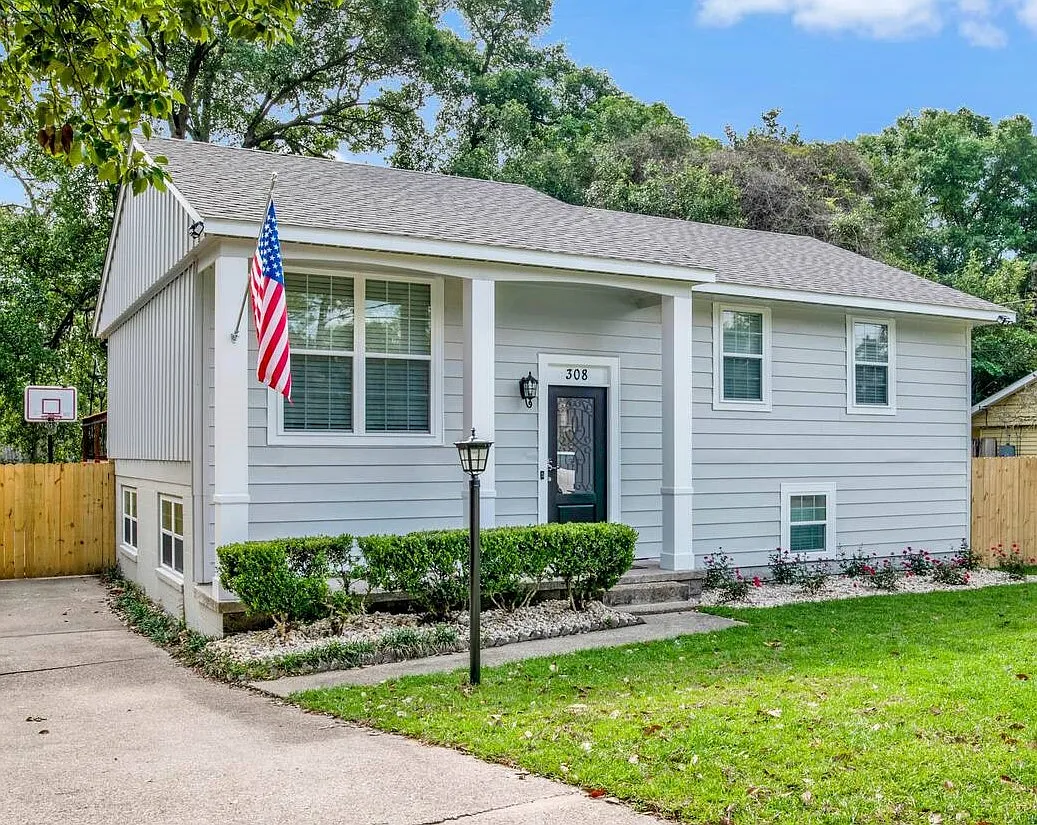 4 bed, 2.5 bath, 1635 sqft, $1,900 — Photo 1