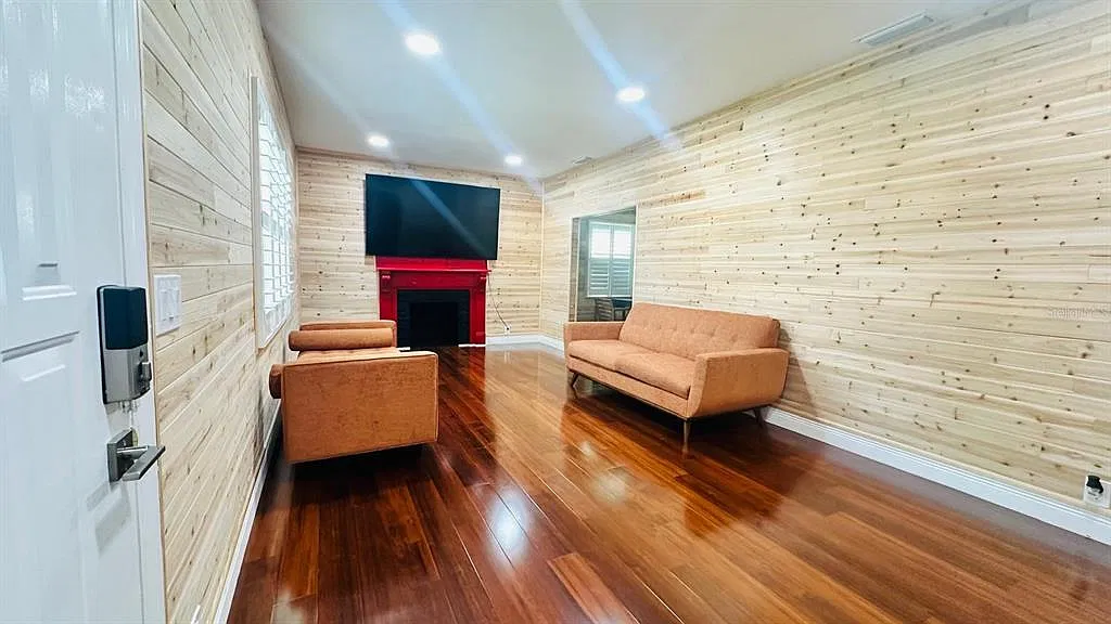 3 bed, 1.0 bath, 1537 sqft, $2,600 — Photo 4