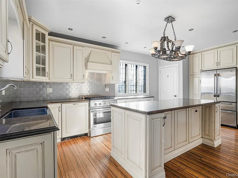 22 Verdun Ave — Photo 12