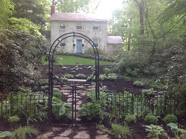 122 Woodlawn Ave — Photo 1