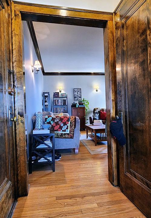 1st image of 1921 W Berteau Ave APT 3C