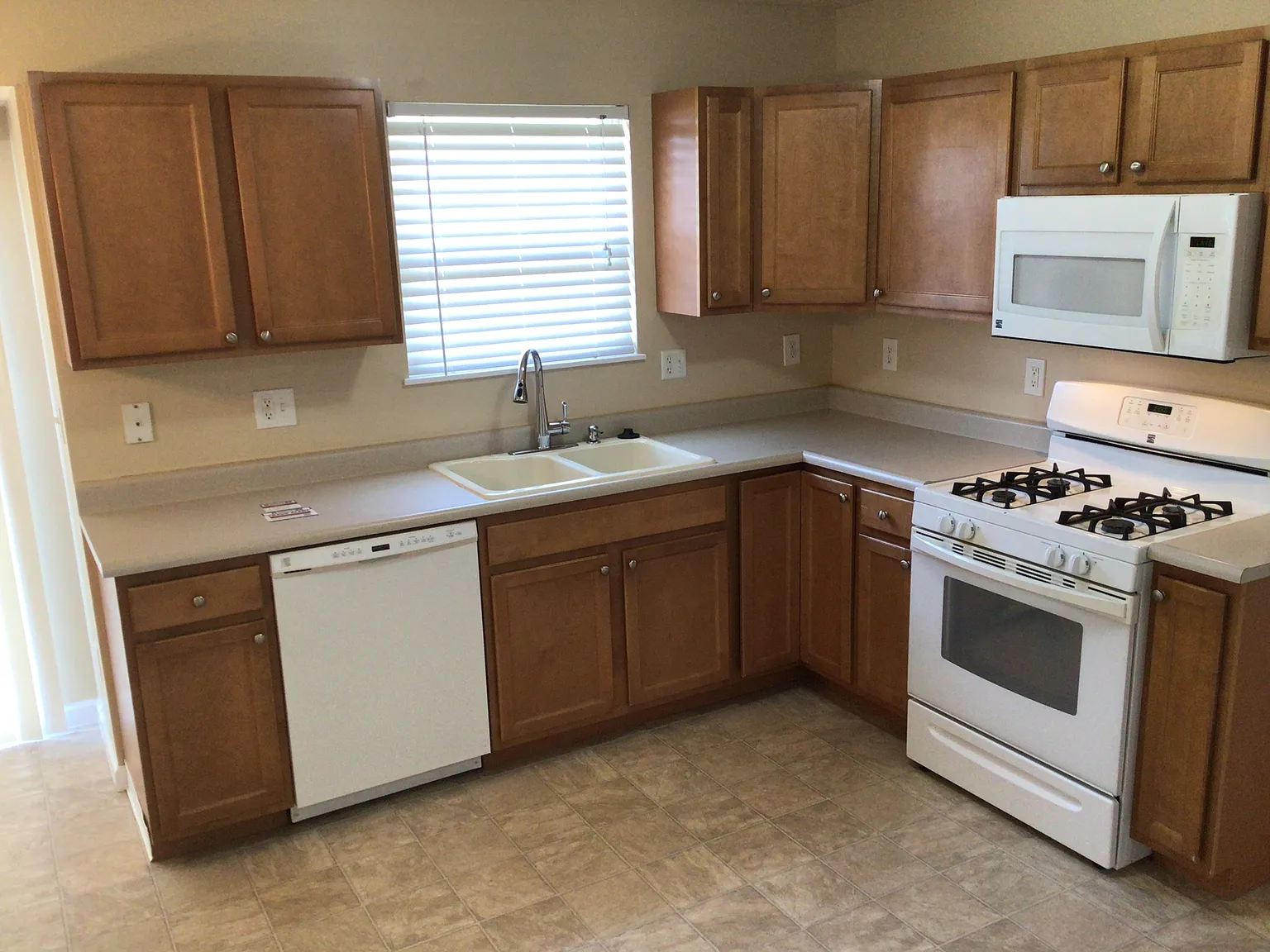 4 bed, 2.5 bath, 1866 sqft, $2,645 — Photo 2