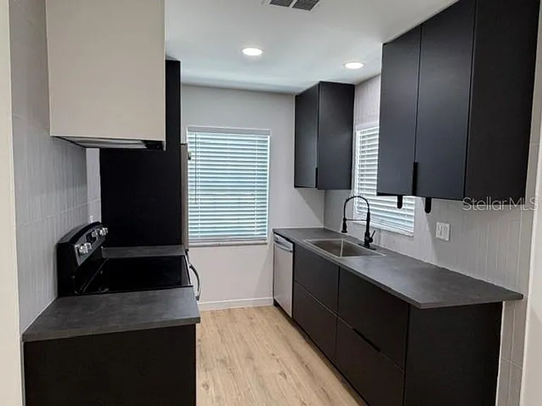 1407 Park Lake St — Photo 3