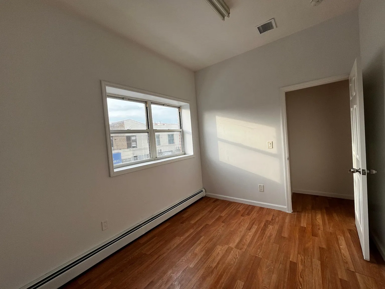 3 bed, 900 sqft, $2,950 — Photo 2