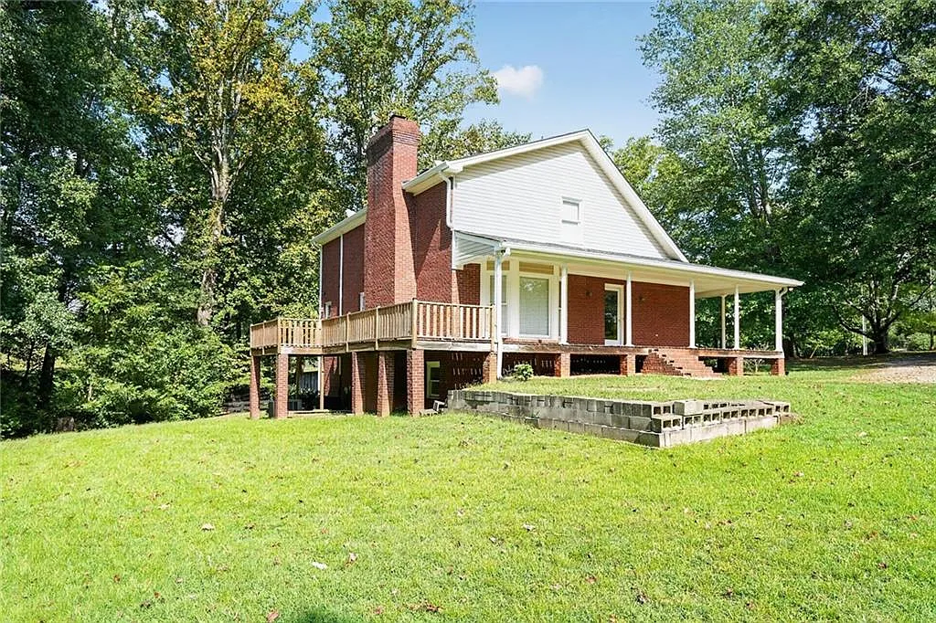 5 bed, 3.5 bath, 3599 sqft, $2,490 — Photo 1