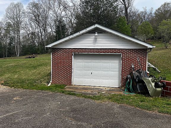 Detached garage 