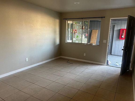 5th image of 3230 Warwick Ct