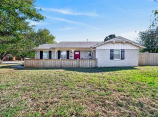 2832 Manchester Dr, Village, OK 73120