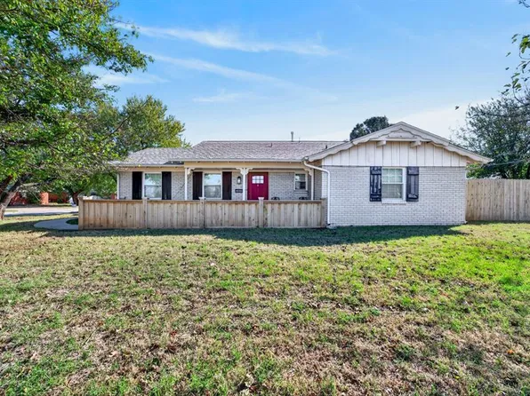 2832 Manchester Dr, Village, OK 73120