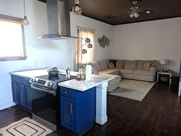 4124 Avenue M 1/2 — Photo 8