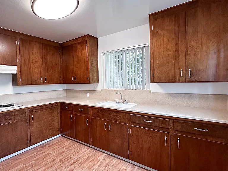 655 Mariposa Ave — Photo 18