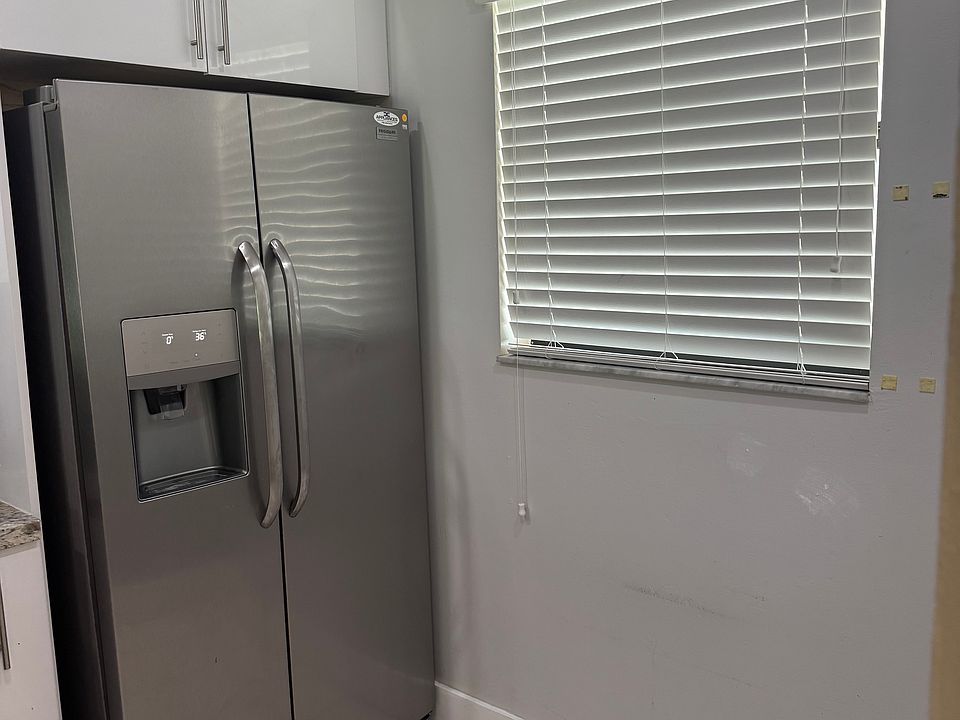 STAINLESS STEEL REFRIGERATOR WITH ICE AND WATER DISPENSER