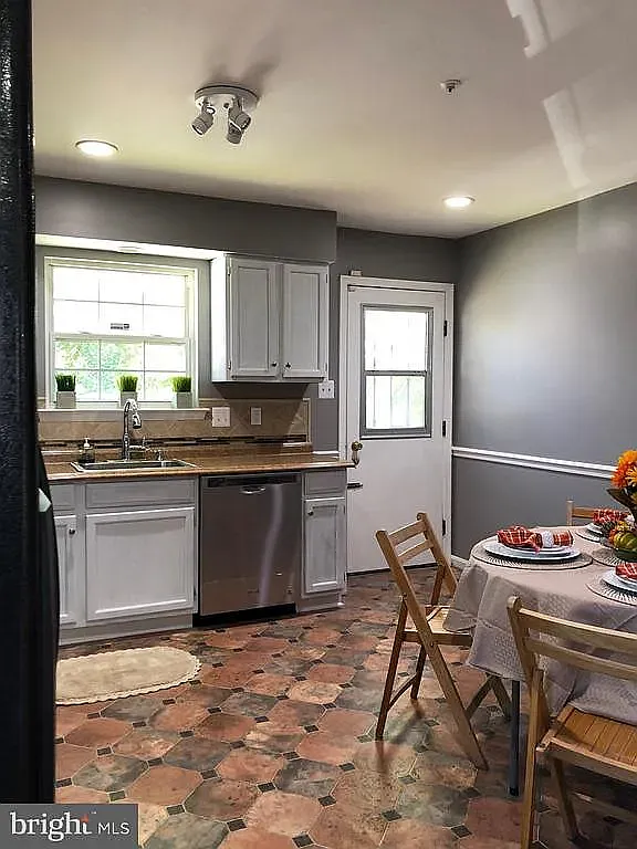 5 bed, 2540 sqft, $4,000 — Photo 2
