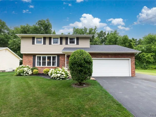 377 Brentwood Dr, Youngstown, NY 14174