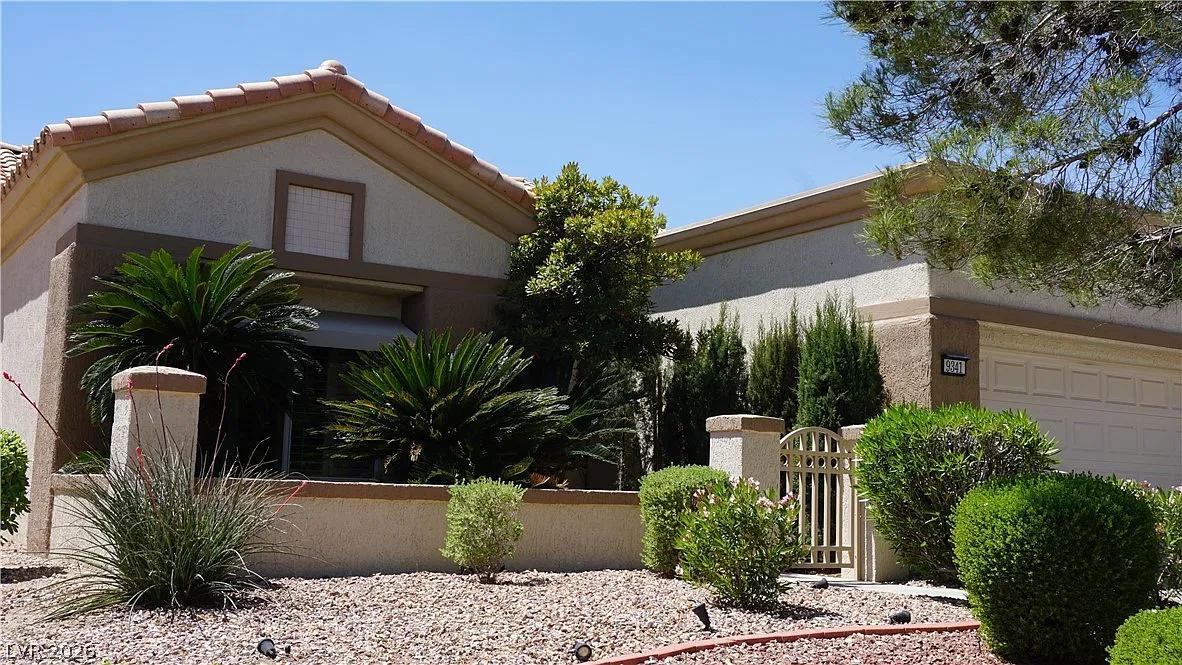 2 bed, 2.0 bath, 1599 sqft, $2,420 — Photo 2