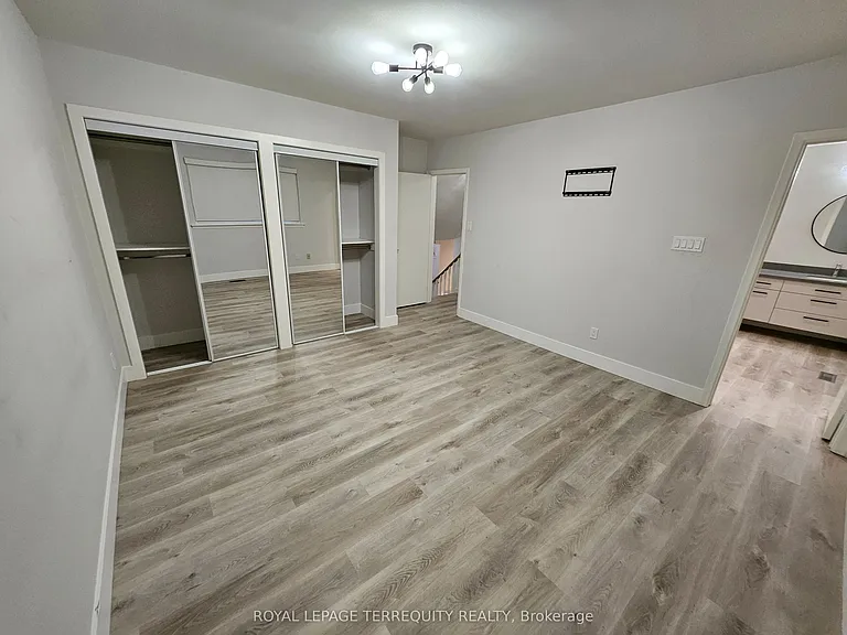 2067 Obeck Cres — Photo 43