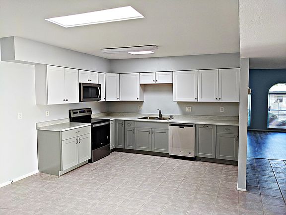 3rd image of 984 N Caribe Ave