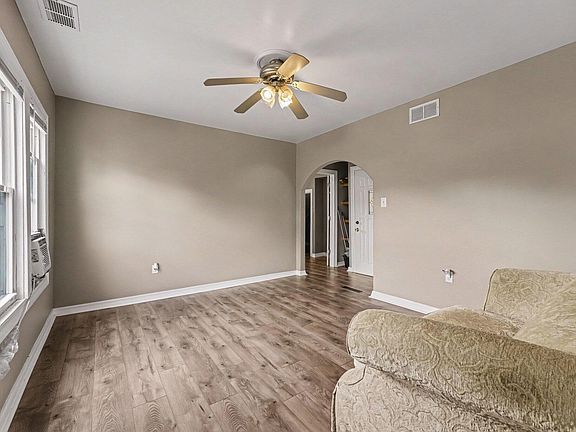 5th image of 933 Summer St