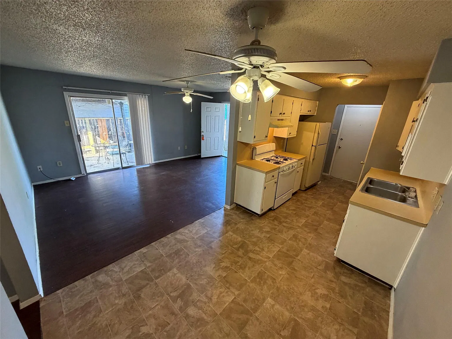 2 bed, 1.0 bath, 861 sqft, $1,400 — Photo 3